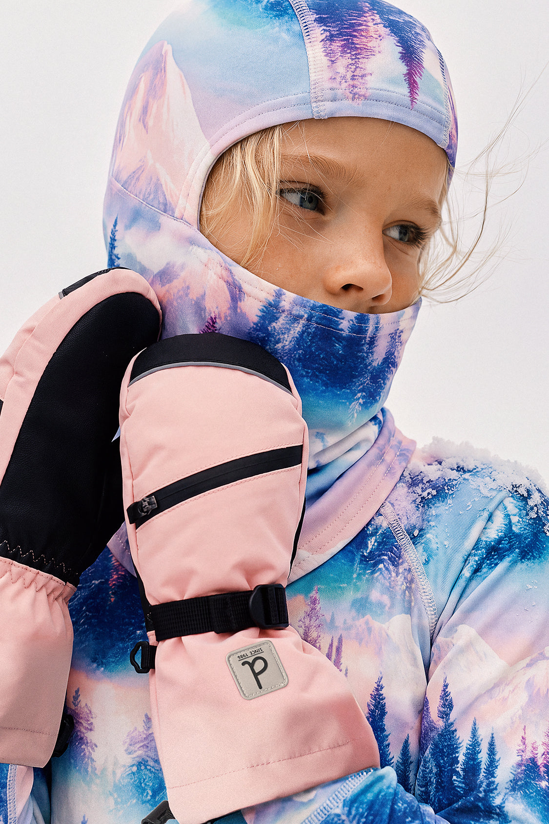 Deux par Deux Teknik kids' mittens in light pink – worn by a child, additional photo