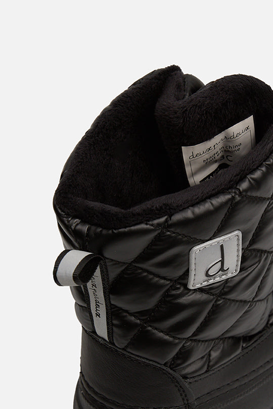 Deux par Deux boys' black quilted winter boots with blue soles – close-up of the fleece lining and pull tab