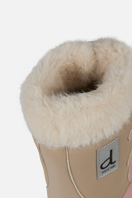 Deux par Deux girls' winter boots with removable liner, beige with pale dusty pink – close-up of the faux fur trim