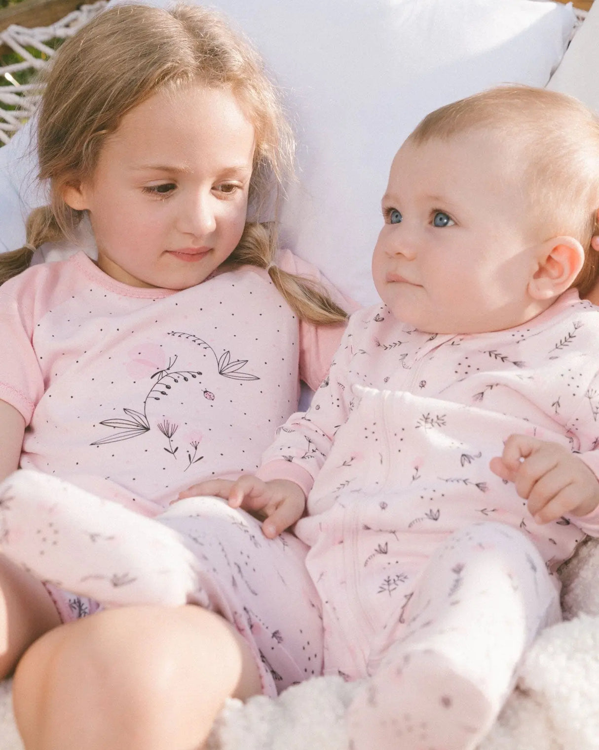 Printed Organic Cotton One-Piece Pajama Small Pink Flowers On Pale Pink Background | Deux par Deux | Jenni Kidz