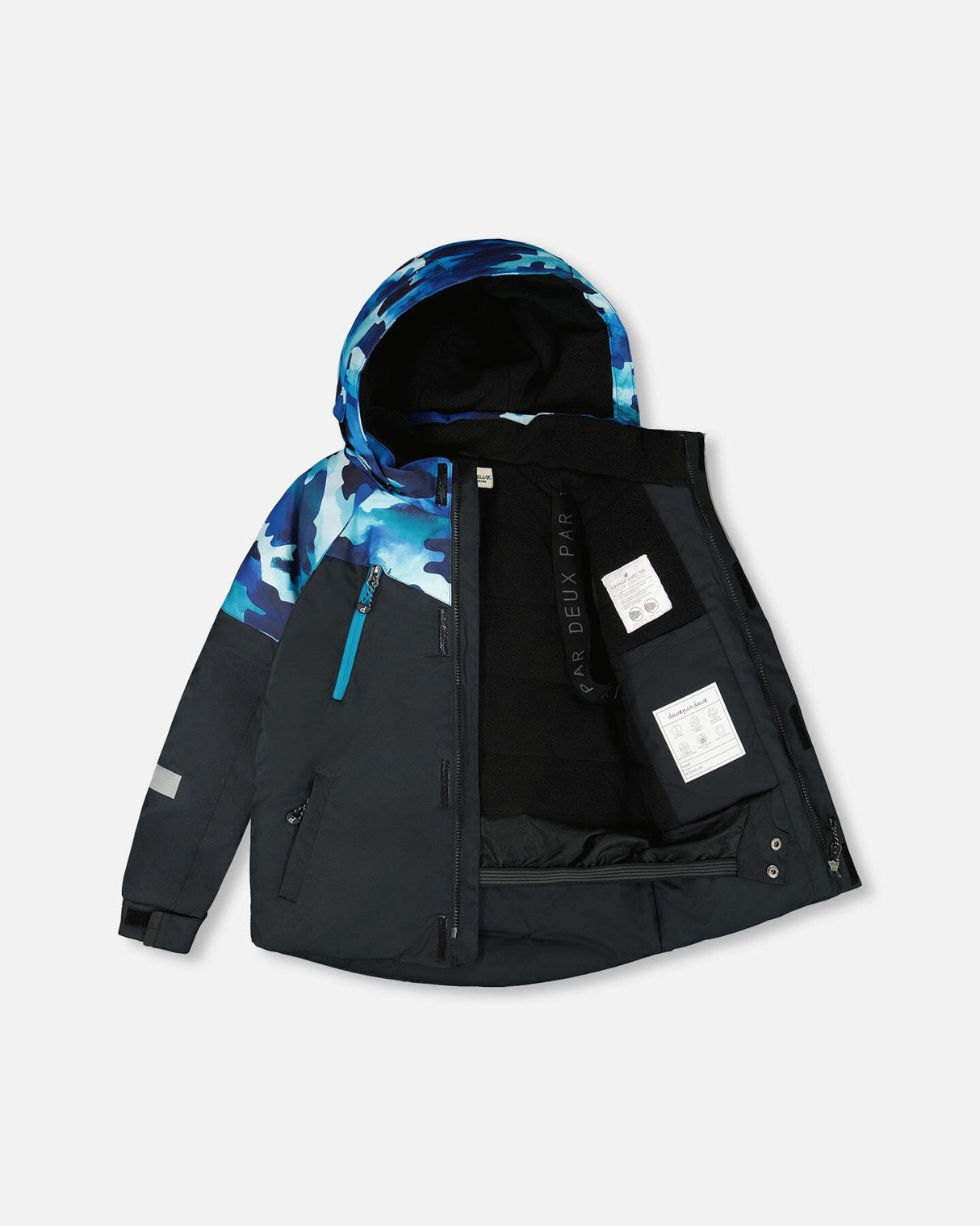 Closeup: breathable kids winter suit jacket with fleece lining and pass pocket.